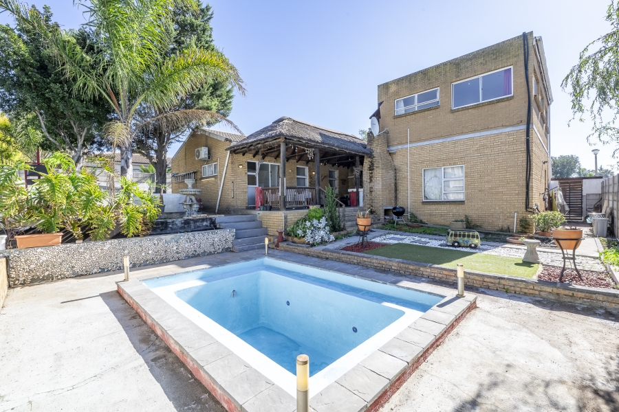4 Bedroom Property for Sale in Uitzicht Western Cape